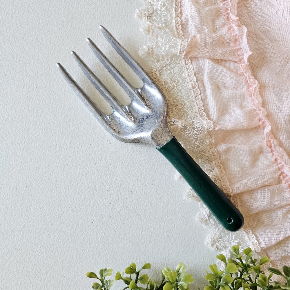 Vtg Crabree & Evelyn Lionheart Green Cultivator Aluminum Garden Hand Fork Tool
